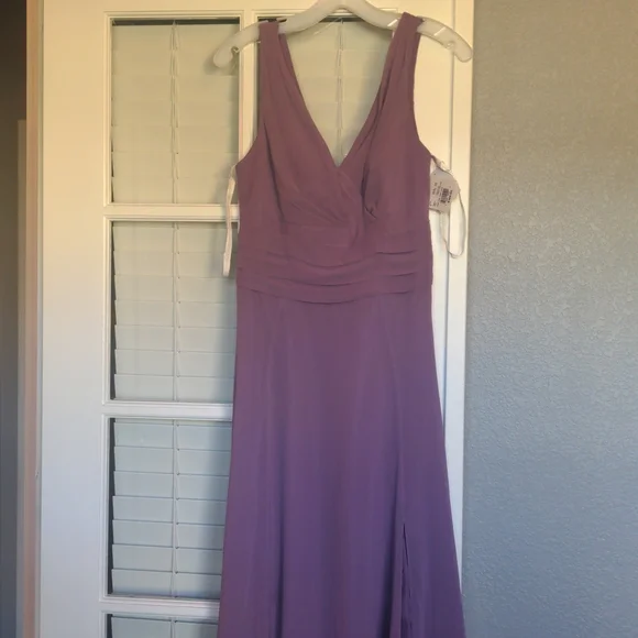 Wisteria purple v-neck bridesmaid dress, size 8, David's Bridal - Picture 2 of 4